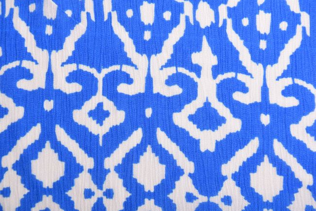Viskóza v modrej farbe s batikovanou potlačou 09759/905