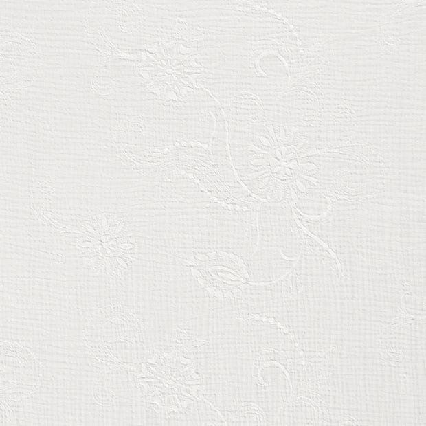 Mušelín v bielej farbe s vyšitým vzorom kvetín 21173/050
