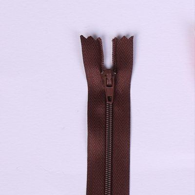 Špirálový zips v hnedej farbe 18cm I-3C0-18-299