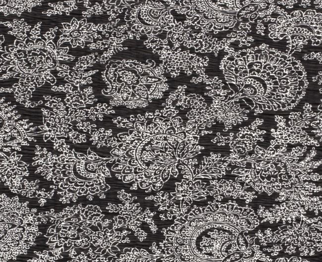 Šifón v čiernej farbe s potlačou ozdobných kvetinových ornamentov 17167/069