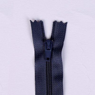 Špirálový zips tmavo modrej farby I-3S0-16-330