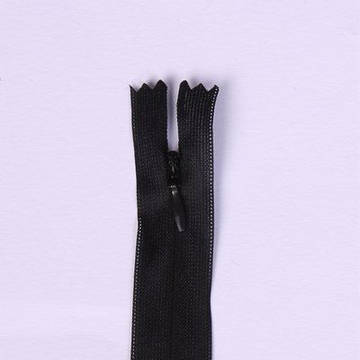 Skrytý zips čiernej farby 30cm I-3W0-30-332