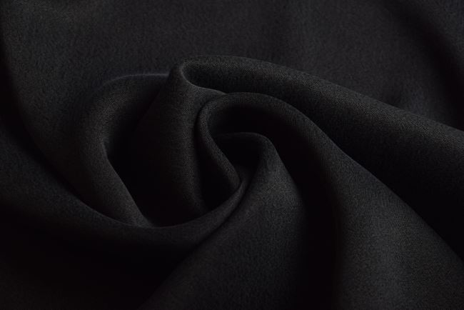Cupro s prímesou bavlny v čiernej farbe s krešovaným vzhľadom QT006