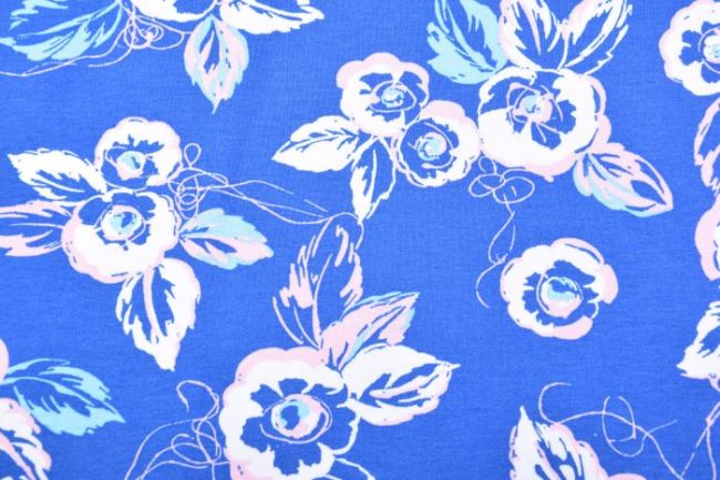 Viskózový úplet v modrej farbe s potlačou kvetín K18