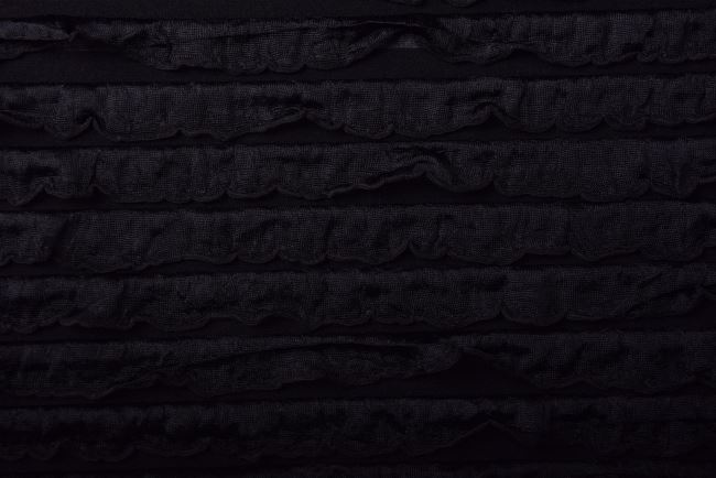 Úplet v čiernej farbe s plastickým vzorom volánov PAR145