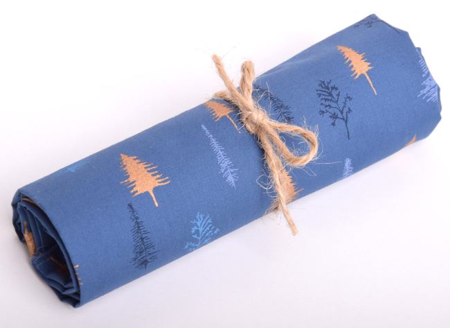 Rolka vianočnej bavlny v modrej farbe s potlačou stromčekov RO18724/006
