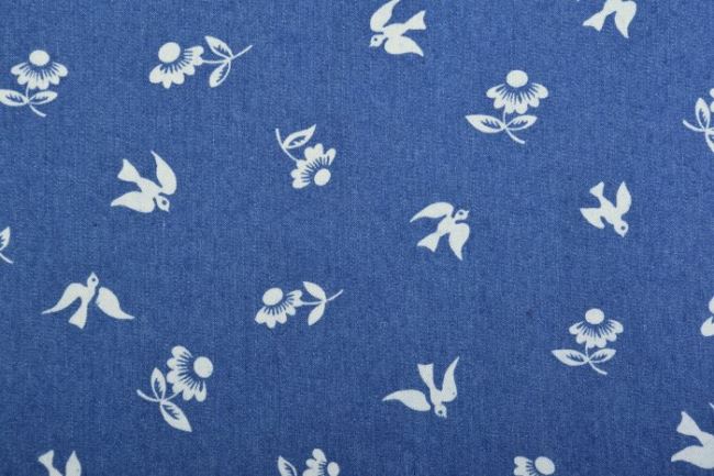 Košeľová džínsovina v modrej farbe s potlačou kvetín a vtáčikov 10033/003