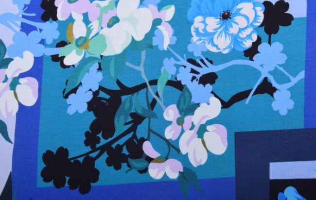 Viskózový úplet v modrej farbe s veľkými kvetmi 4A374/081
