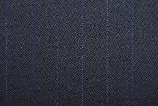 Obleková látka v tmavo modrej farbe s jemnou prúžkou TI400
