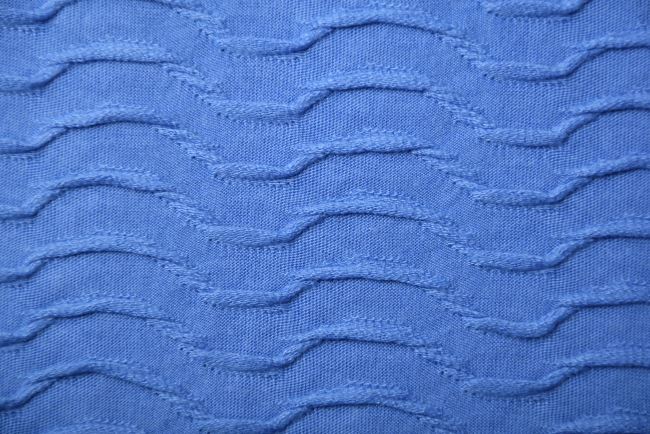 Úplet v modrej farbe s plastickým vzorom vln PAR78