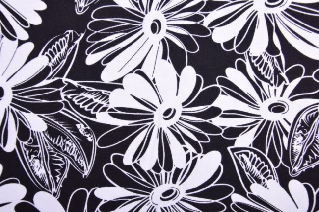 Viskózový úplet v čiernej farbe s bielymi kvetmi 11241/069