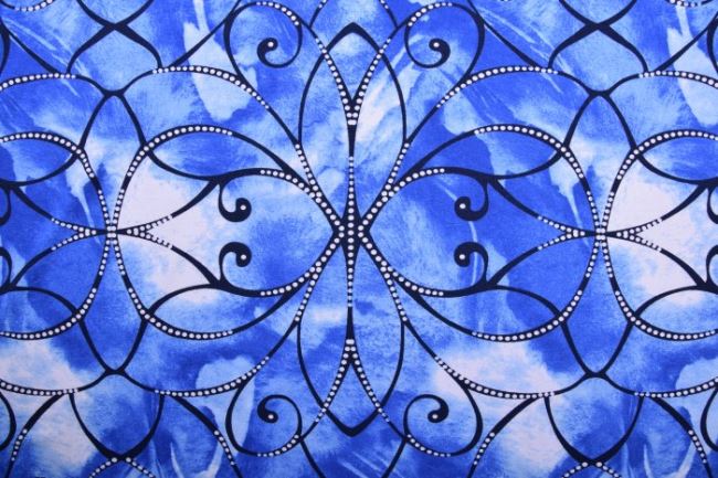 Viskózový úplet v modrej farbe s čiernymi ornamentmi 11190/005