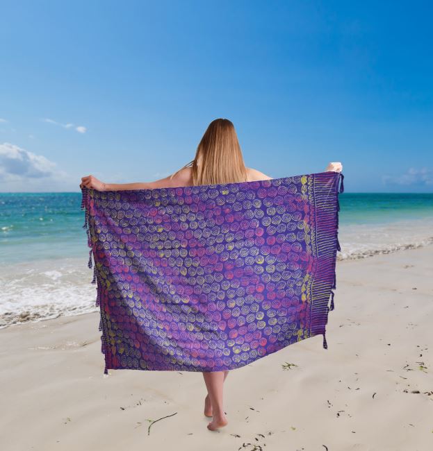 Pareo/sarong z Bali s kokosovou sponou vo fialovej farbe s potlačou ozdobných kolies BALI56