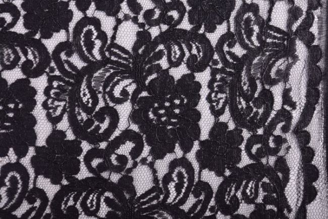 Čipka v čiernej farbe s plastickým vzorom kvetín 12297/999