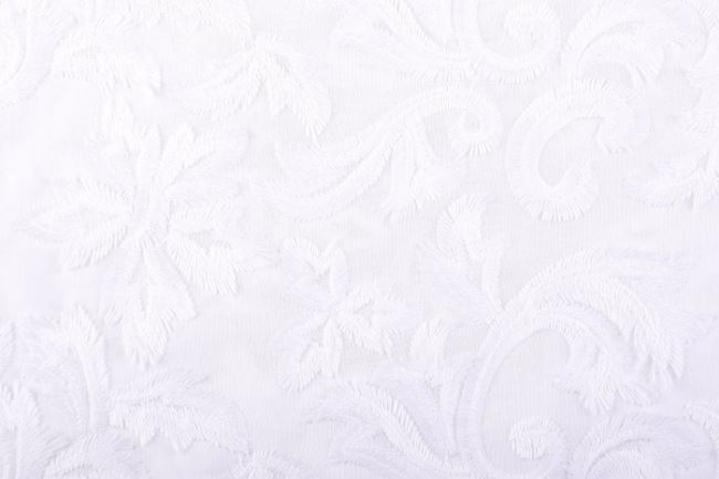 Bavlnená látka v bielej farbe s výšivkou ornamentov 129.950/5003