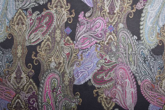 Pletenina v hnedej farbe so vzorom ozdobných ornamentov MI57152/909