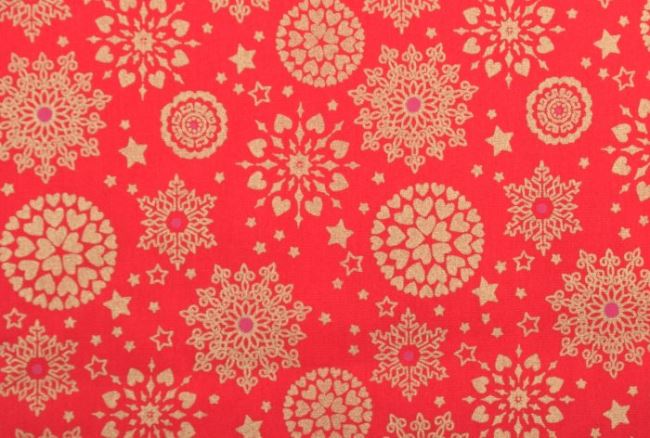 Vianočná látka z bavlny v červenej farbe s potlačou zlatých snehových vločiek 12707/015