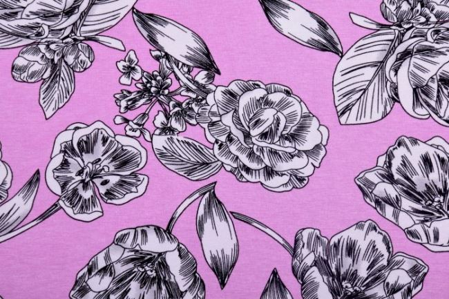 Viskozový úplet v ružovej farbe s potlačou čiernych kvetov 4304/012