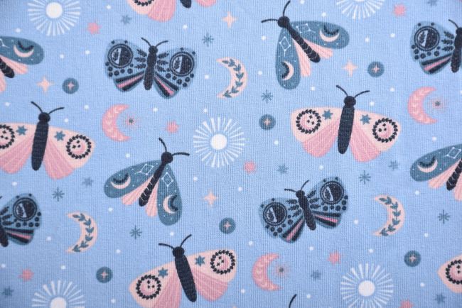 Bavlnený úplet v modrej farbe s potlačou maľovaných motýlikov 16627/003