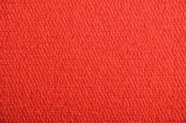 Kabátová látka s viditeľnými očkami sýto červenej farby PE36