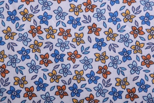 Popelín vo svetlo modrej farbe s ozdobnou potlačou kvetín 19430/002