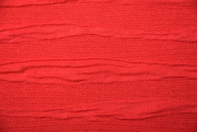 Úplet v červenej farbe s plastickým vzorom pruhov PAR69