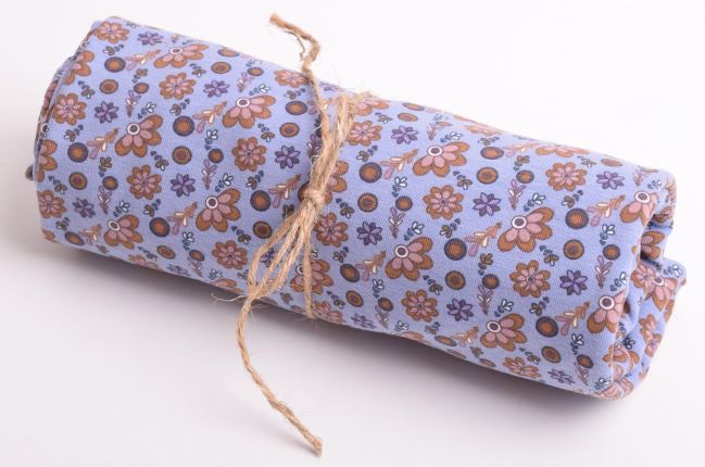 Rolička bavlneného úpletu v modrej farbe s potlačou kvetov a lístočkov ROK10141-921D