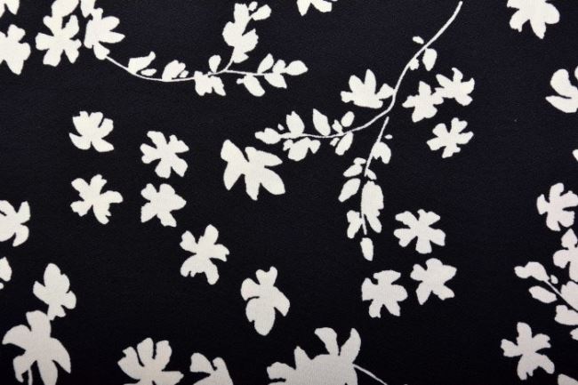 Blúzkovina v čiernej farbe s potlačou smotanových kvetov Q11402-019