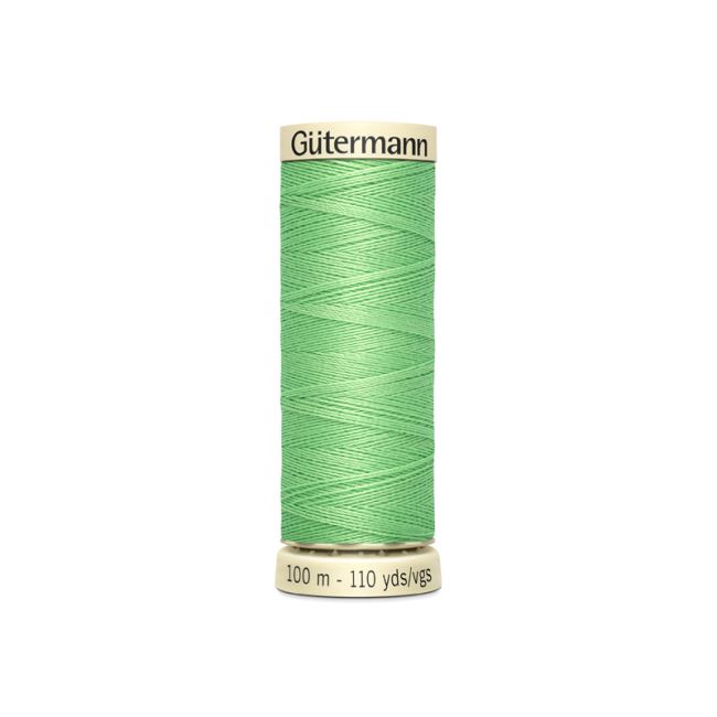 Univerzálna šijacia niť Gütermann v zelenej farbe 154