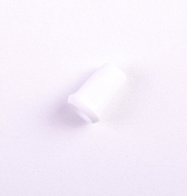 Plastová koncovka na šnúrky v bielej farbe K-B10-1480-101