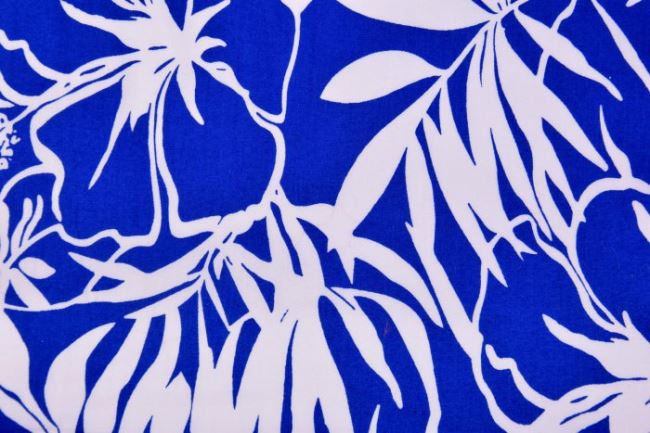 Bavlna v modrej farbe s bielymi kvetmi 03258/005
