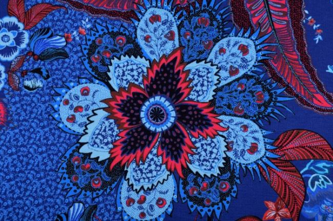 Viskózový úplet v modrej farbe s kvetmi a pruhmi 04590/488