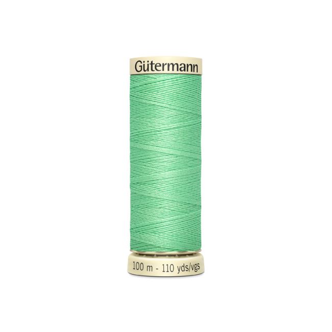 Univerzálna šijacia niť Gütermann v jasne zelenej farbe 205