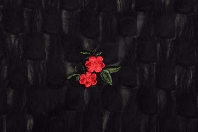 Šifón v čiernej farbe so vyšitými kvetmi a strapcami 14961/999