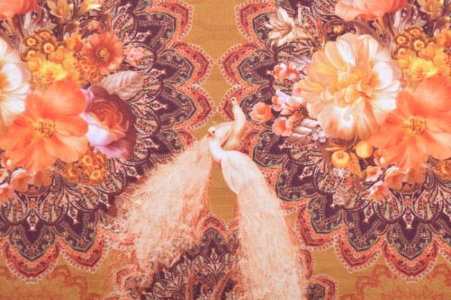 Bavlnený úplet v okrovej farbe s digitálnou potlačou kvetinových mandál a pávov 14921-08