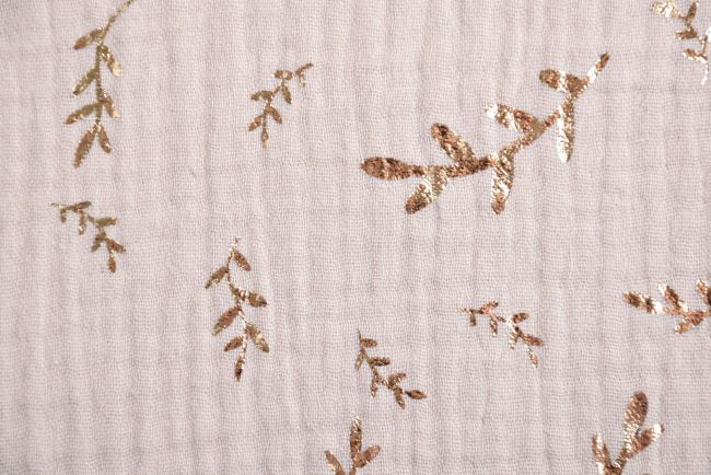 Mušelín v béžovej farbe s potlačou zlatých vetvičiek 181412