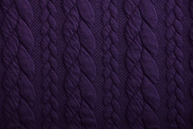 Pletenina vo fialovej farbe s vrkôčiky 13423/805