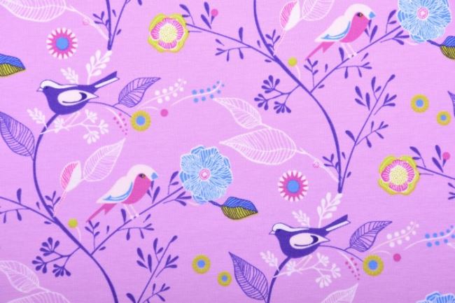 Bavlnený úplet s Oeko-Tex v lila farbe s maľovanými kvetmi a vtáčikmi 131.557/3001
