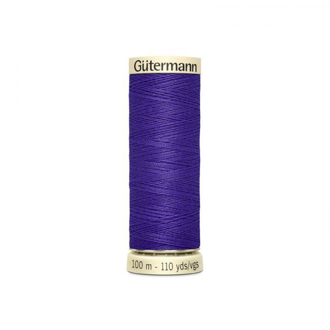 Univerzálna šijacia niť Gütermann v sýtej fialovej farbe 810