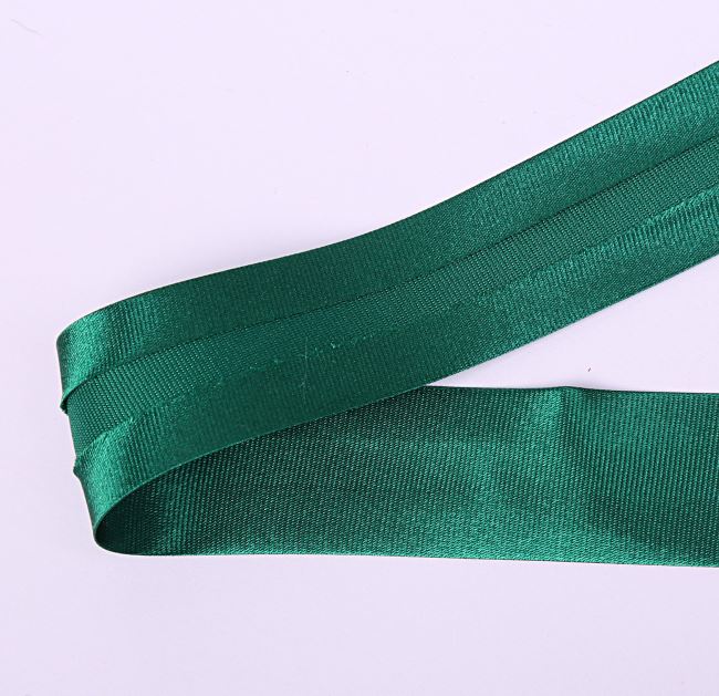 Šikmý saténový prúžok v zelenej farbe K-GM0-012520-144