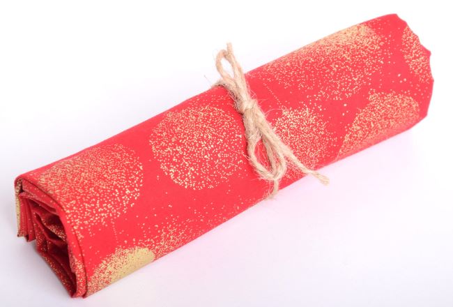 Rolka vianočnej bavlny v červenej farbe s potlačou zlatých ozdôb RO18738/015