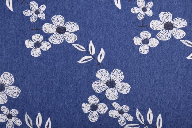 Džínsovina v modrej farbe s motívom bielych veľkých kvetín 03023/003