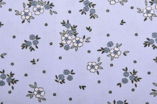 Popelín vo svetlo modrej farbe s potlačou kvetín 19406/002