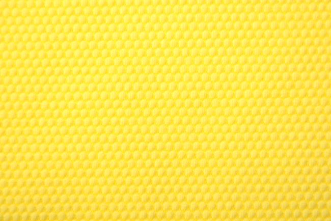 Športový úplet v žltej farbe s plastickým vzorom PAR95