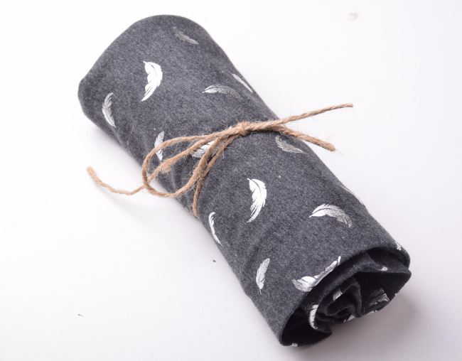 Rolička bavlneného úpletu v šedej farbe s fóliovou potlačou pierok RO18168/068