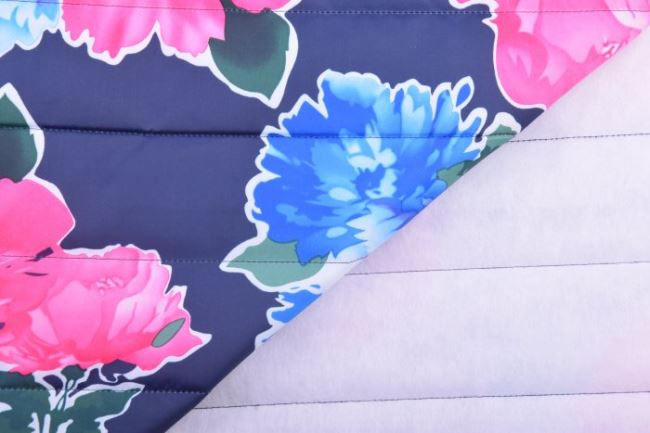 Prešitie v modrej farbe s potlačou farebných kvetín 61648