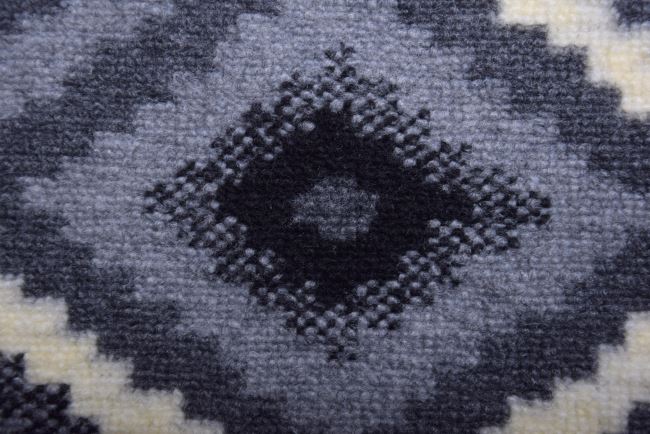 Pletenina v šedej farbe s aztéckym vzorom imitujúca varenú vlnu 19420/980