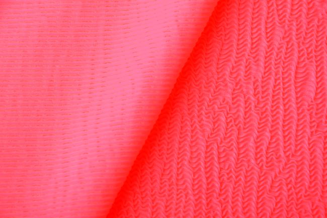 Funkčný úplet vo svietivo ružovej farbe s plastickým vzorom pruhov MO033712