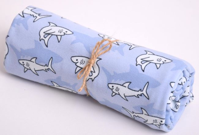 Rolka bavlneného úpletu v modrej farbe s potlačou žralokov RO17693/003