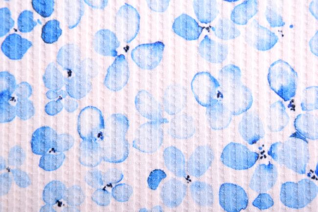 Vaflový úplet v smotanovej farbe s potlačou modrých kvetín 185007
